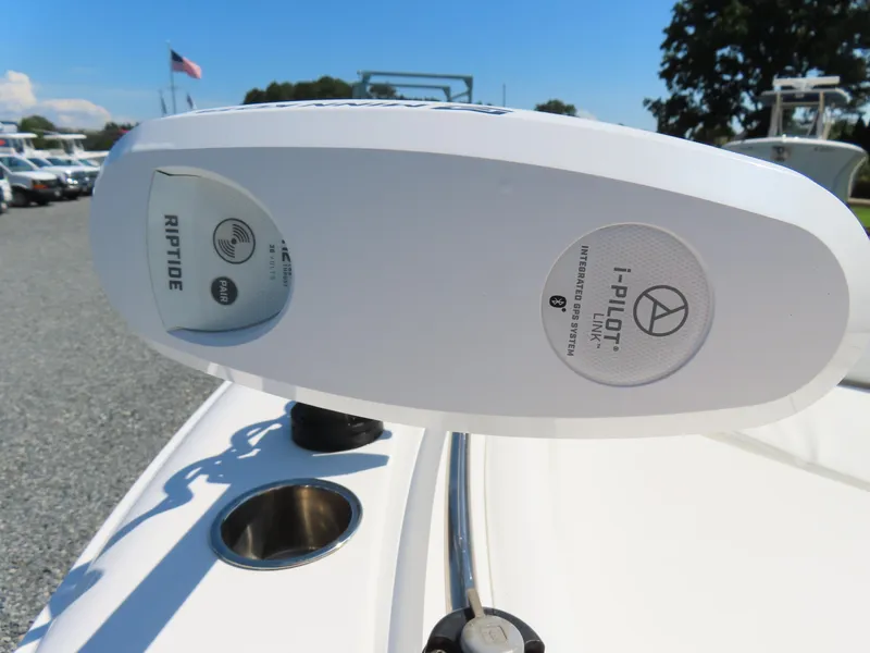Slide: The Image of 2016 Sea Hunt Ultra 234 boat with Riptide i-Pilot Link GPS system. - 9