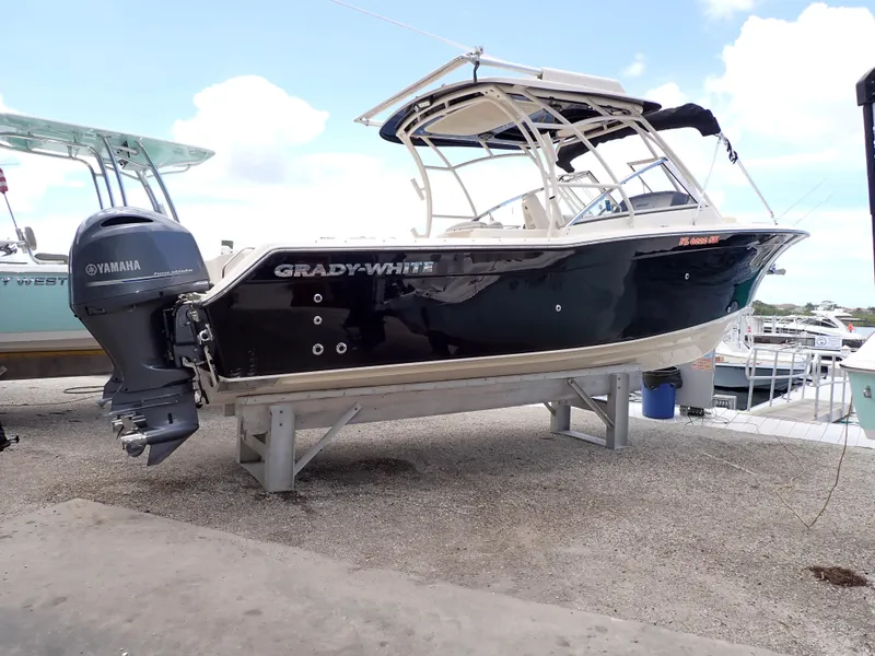 The Image of 2019 Grady-White Freedom 275 boat on a stand with Yamaha outboard motor. - 0