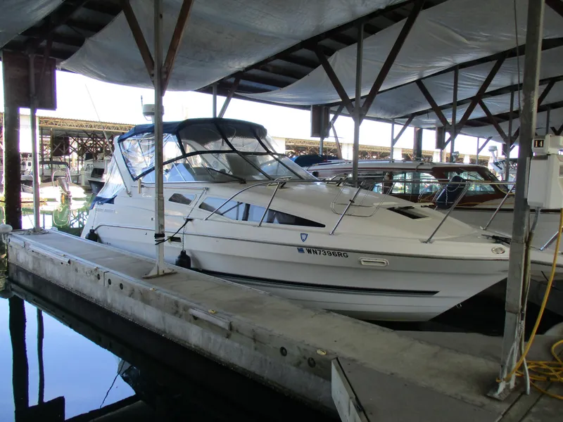 The Image of 1998 Bayliner 2855 Ciera Sunbridge docked in a covered marina. - 1