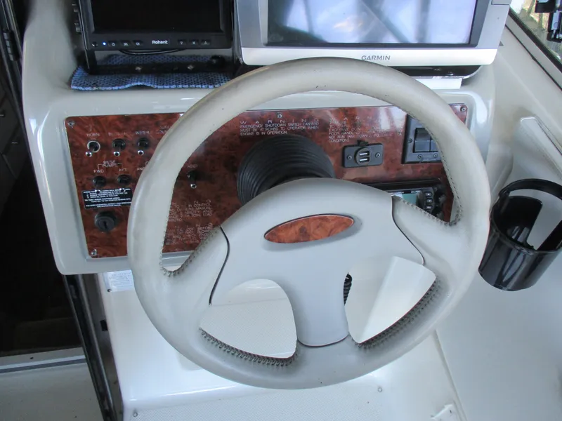 Slide: The Image of Steering wheel and dashboard of 1998 Bayliner 2855 Ciera Sunbridge boat. - 10