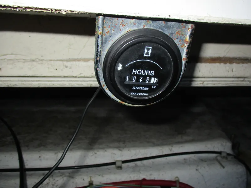 Slide: The Image of Hour meter reading 1026.1 on a 1998 Bayliner 2855 Ciera Sunbridge boat. - 32