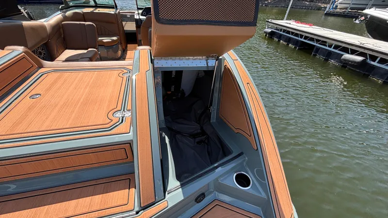 Slide: The Image of MB B52 25 Alpha 2025 - 52