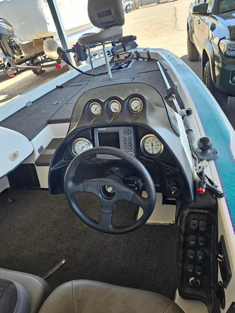 Slide: The Image of 2005 Blazer 202 Pro-V boat dashboard with steering wheel and gauges. - 7