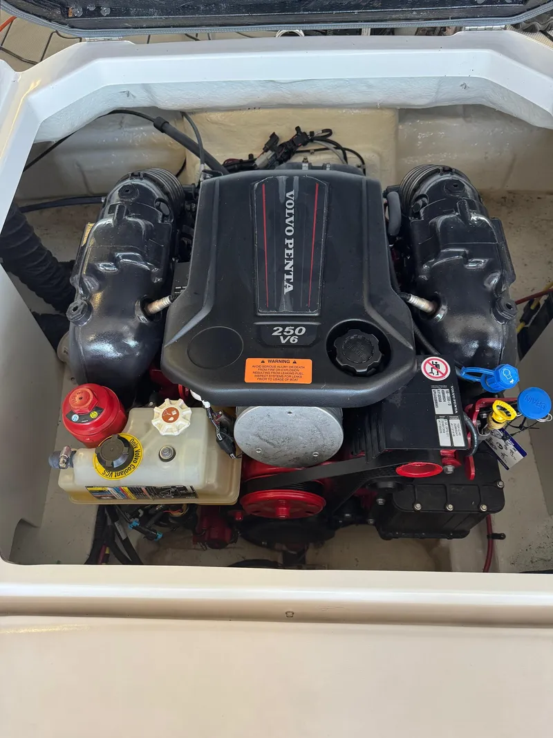 Slide: The Image of 2021 Chaparral 23ssi boat engine, Volvo Penta 250 V6, detailed view. - 17