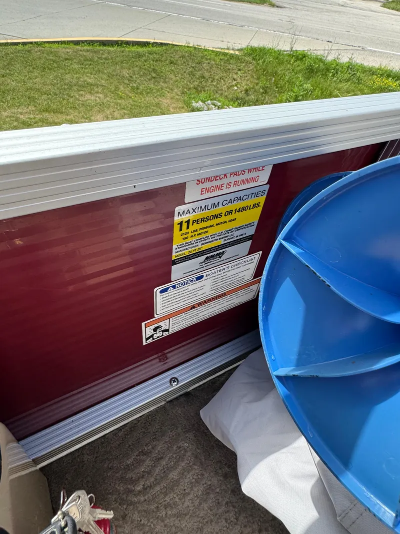 Slide: The Image of 2008 Bennington 2275RLi boat capacity label, maximum 11 persons or 1480 lbs. - 14