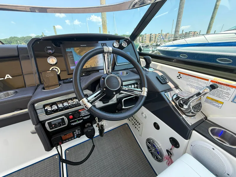 Slide: The Image of Formula 330 Crossover Bowrider 2020 - 10