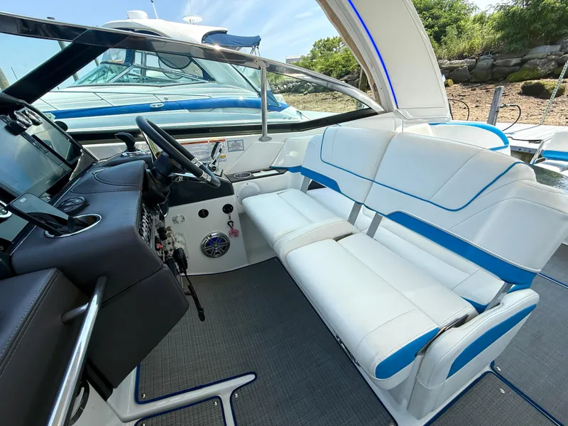 Slide: The Image of Formula 330 Crossover Bowrider 2020 - 12