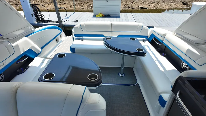 Slide: The Image of Formula 330 Crossover Bowrider 2020 - 13