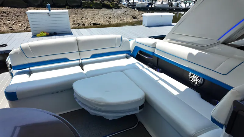 Slide: The Image of Formula 330 Crossover Bowrider 2020 - 14