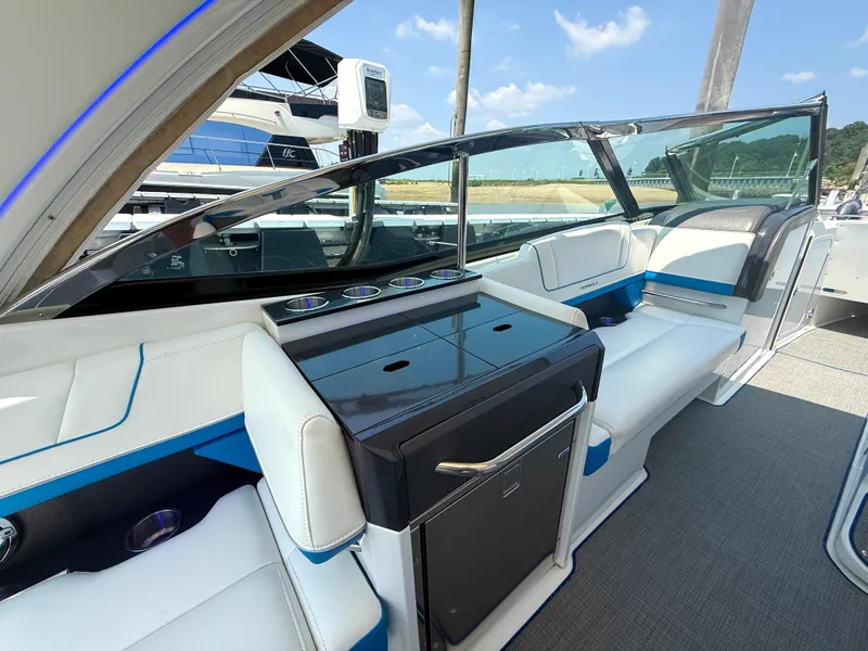 Slide: The Image of Formula 330 Crossover Bowrider 2020 - 16