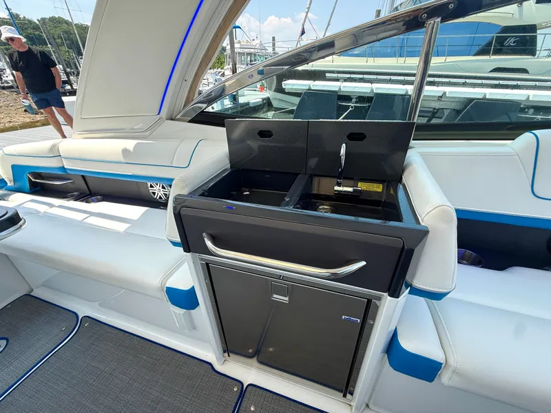 Slide: The Image of Formula 330 Crossover Bowrider 2020 - 17