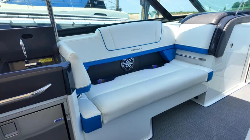 Slide: The Image of Formula 330 Crossover Bowrider 2020 - 18