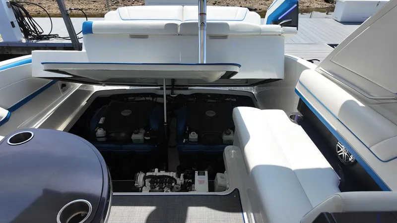 Slide: The Image of Formula 330 Crossover Bowrider 2020 - 31