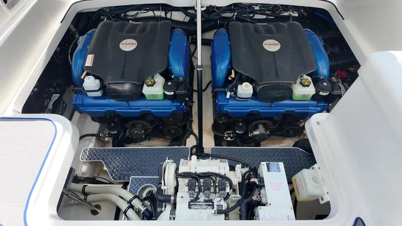 Slide: The Image of Formula 330 Crossover Bowrider 2020 - 32