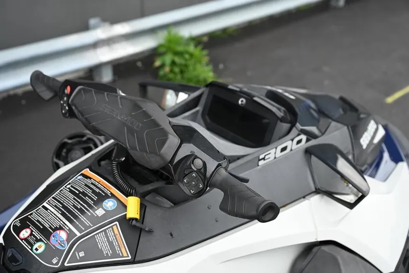 Slide: The Image of Sea-Doo GTX Limited 300 Blue Abyss 2024 - 18