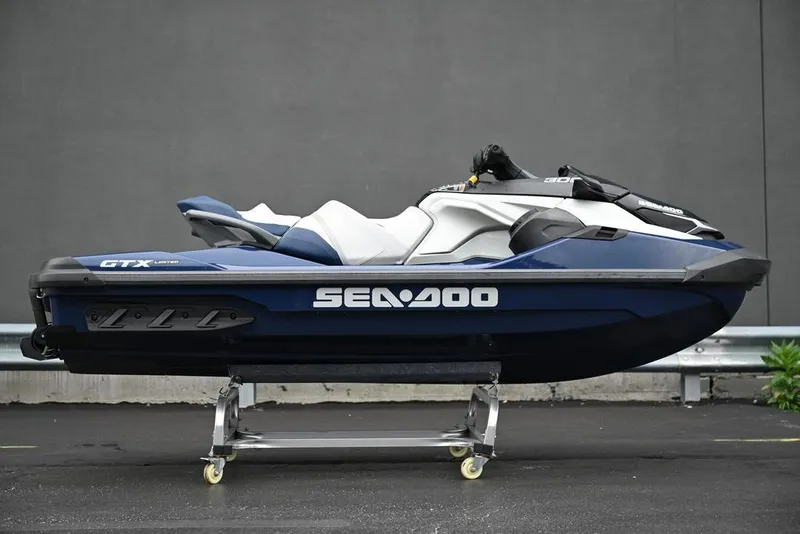 Slide: The Image of Sea-Doo GTX Limited 300 Blue Abyss 2024 - 26