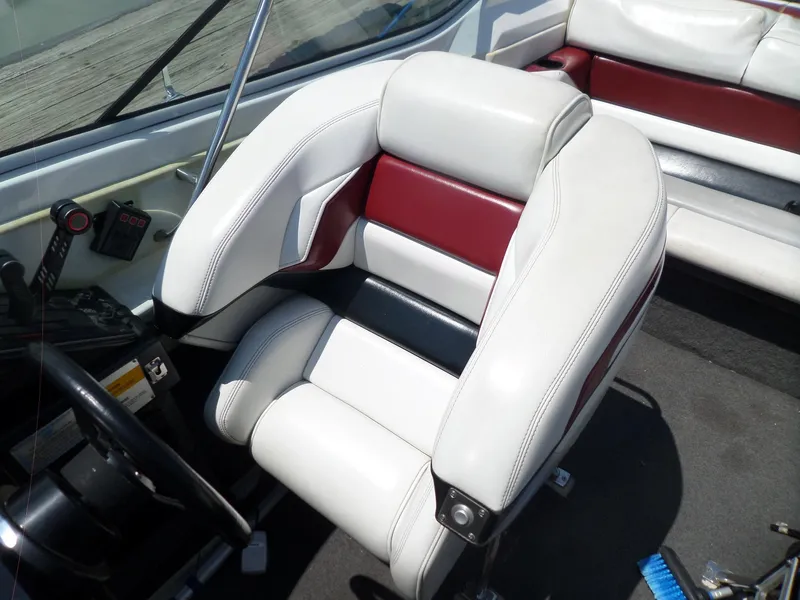 Slide: The Image of 1989 Formula F272 SR 1 boat interior with white and red seating. - 22