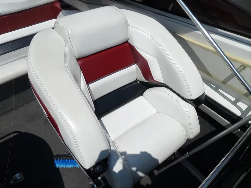 Slide: The Image of 1989 Formula F272 SR 1 boat seat with white and red upholstery. - 23