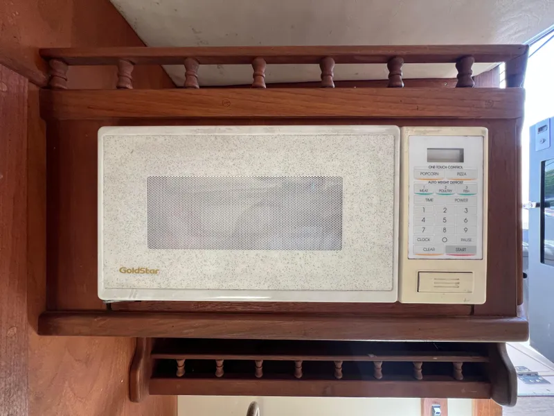 Slide: The Image of Albemarle 305 Express Fisherman 1997 - 16