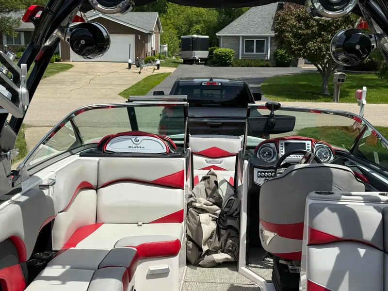 Slide: The Image of Interior of a 2015 Supra SE450-550 boat with red and white seating. - 14