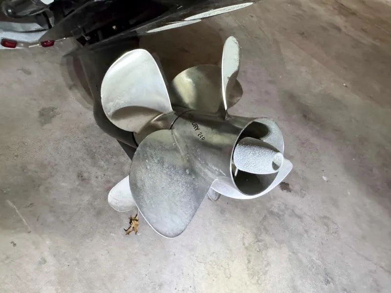 Slide: The Image of Propeller of a 2016 Formula 290 Bowrider boat on a concrete floor. - 21