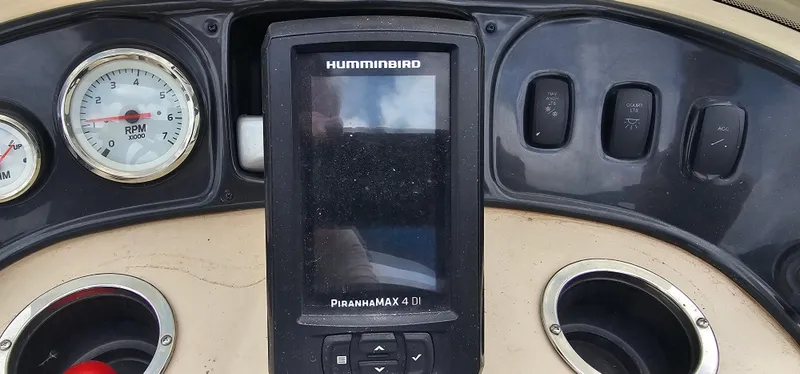Slide: The Image of Dashboard of 2018 Sun Tracker PB-18 DLX with Humminbird PiranhaMAX 4 DI fish finder. - 12