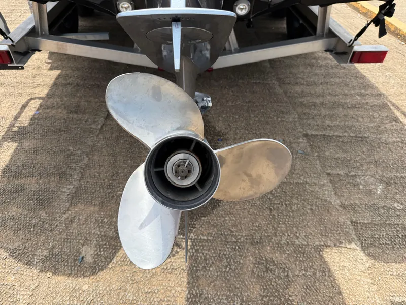Slide: The Image of Propeller of 2022 Stingray 212 SC boat on trailer, close-up view. - 22