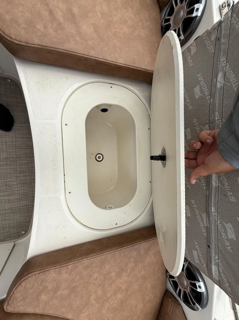 Slide: The Image of Stingray 212 SC 2022 - 52