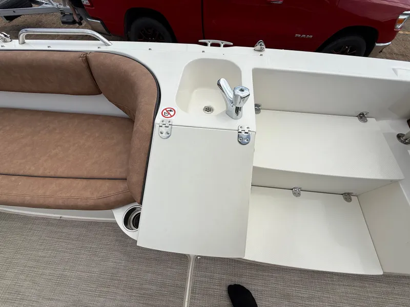 Slide: The Image of Stingray 212 SC 2022 - 58