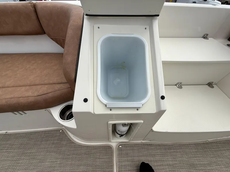 Slide: The Image of Stingray 212 SC 2022 - 59