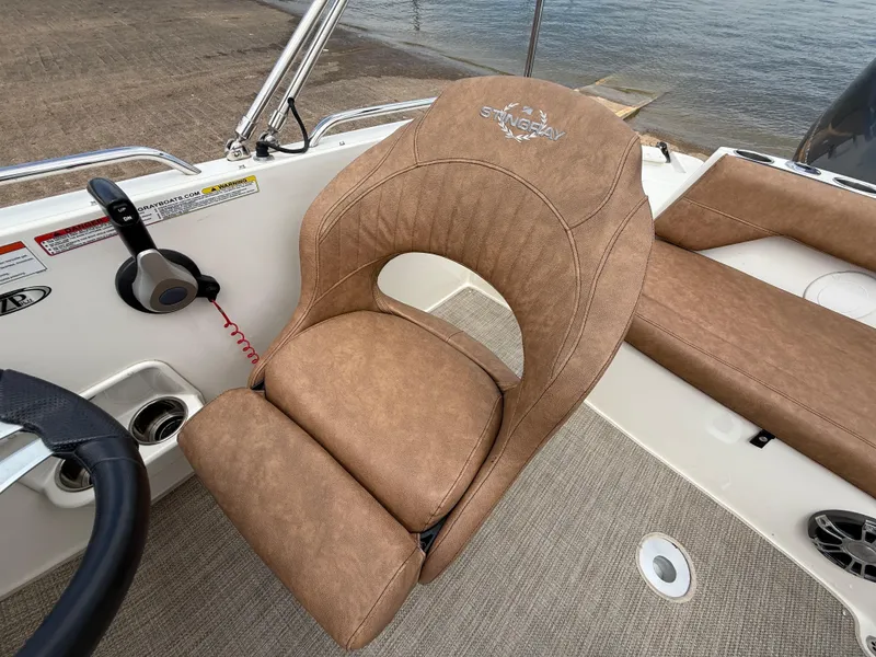 Slide: The Image of Stingray 212 SC 2022 - 64