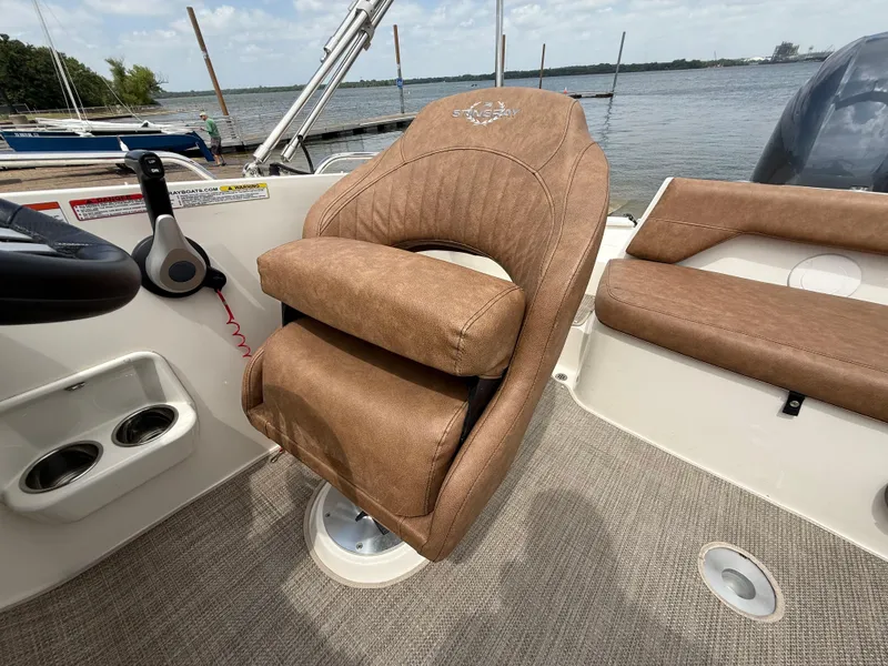 Slide: The Image of Stingray 212 SC 2022 - 65