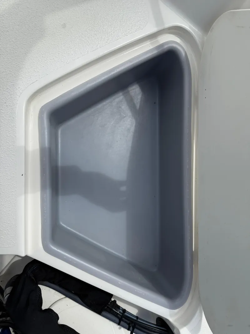 Slide: The Image of Stingray 212 SC 2022 - 78