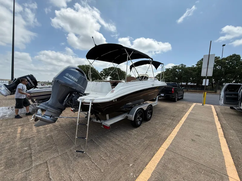 Slide: The Image of Stingray 212 SC 2022 - 84