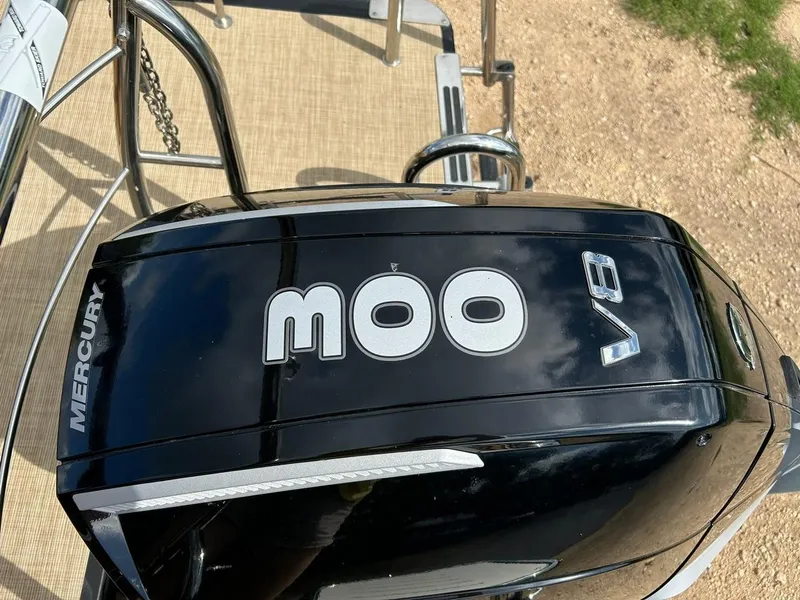 Slide: The Image of Mercury 600 V8 engine on 2023 Harris Grand Mariner 230 boat, top view. - 21