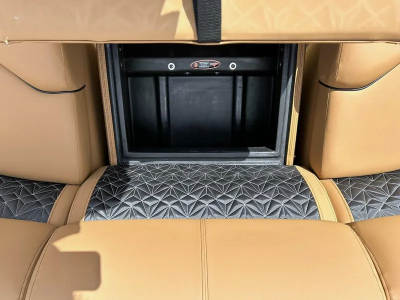 Slide: The Image of Harris Grand Mariner 230 2023 - 61