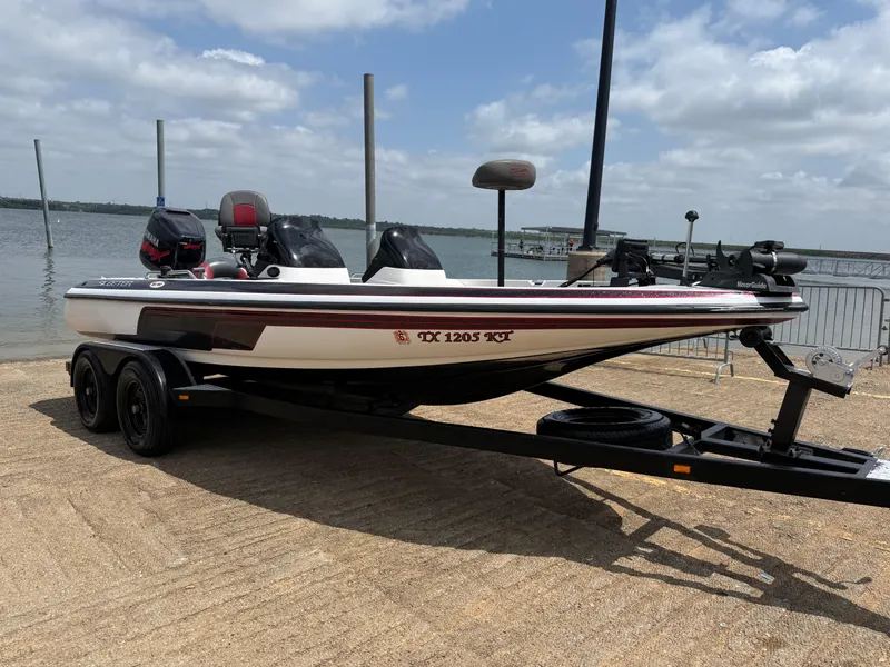 Slide: The Image of 2003 Skeeter SX190 boat parked by the lakeside. - 23