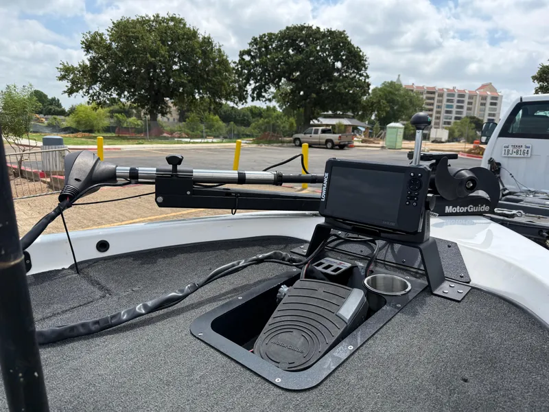 Slide: The Image of 2003 Skeeter SX190 boat with MotorGuide and Lowrance electronics. - 27