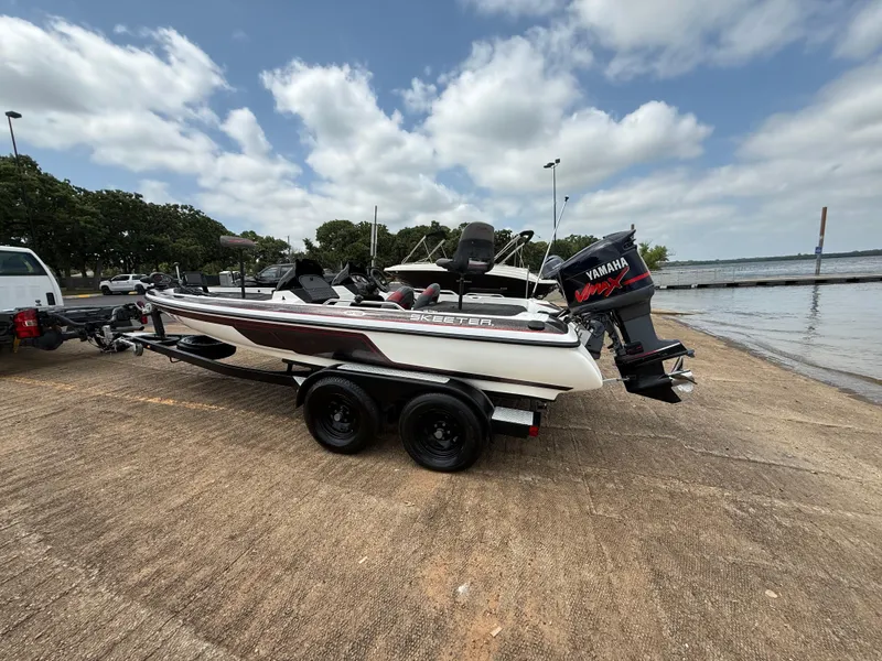Slide: The Image of Interior of a 2003 Skeeter SX190 boat with steering console. - 38