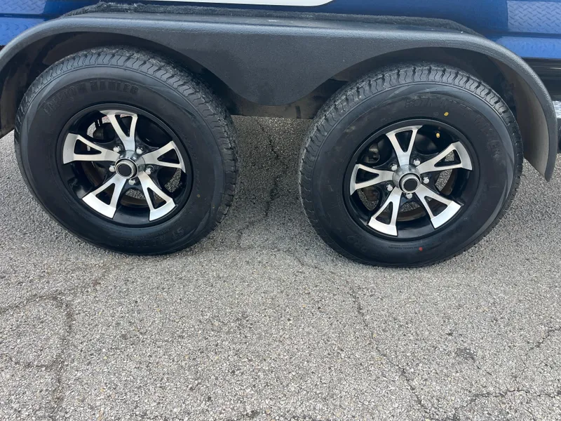 Slide: The Image of 2018 Skeeter ZX190 trailer wheels on asphalt pavement. - 15