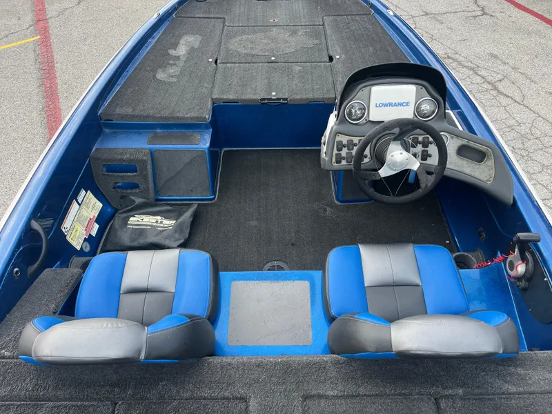Slide: The Image of 2018 Skeeter ZX190 boat interior with blue seats and steering console. - 30