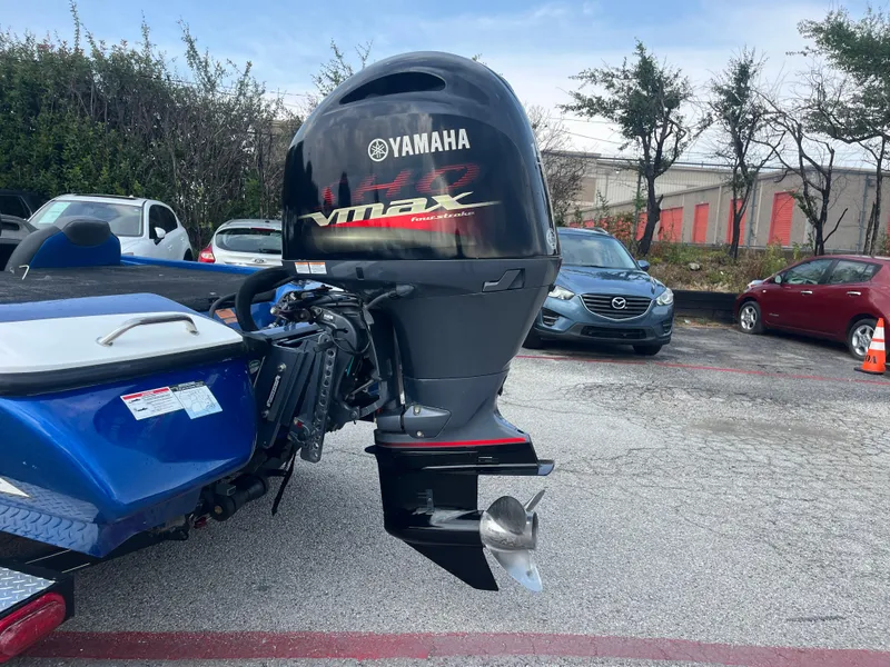 Slide: The Image of 2018 Skeeter ZX190 boat with Yamaha VMAX outboard motor in parking lot. - 6