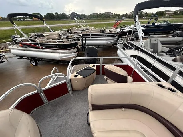 Slide: The Image of Sun Tracker Bass Buggy 18 DLX 2019 - 10