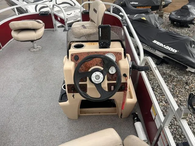 Slide: The Image of Sun Tracker Bass Buggy 18 DLX 2019 - 12