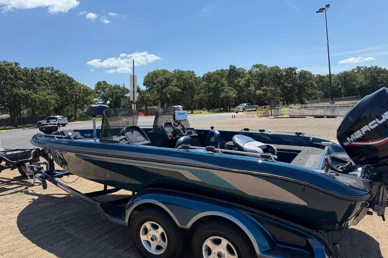Slide: The Image of 1999 Ranger 620VS Fisherman boat with Mercury engine, parked outdoors on a sunny day. - 13