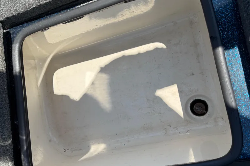Slide: The Image of Empty storage compartment in 1999 Ranger 620VS Fisherman boat. - 32