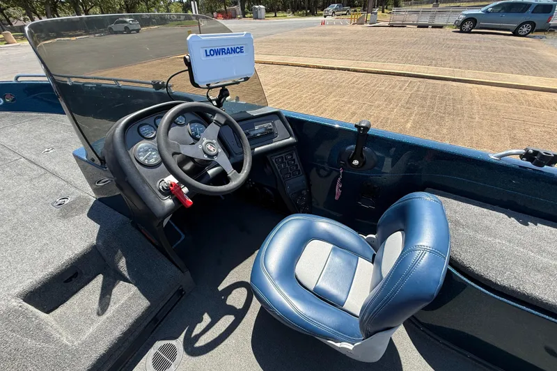 Slide: The Image of 1999 Ranger 620VS Fisherman boat interior with steering wheel and Lowrance fish finder. - 36