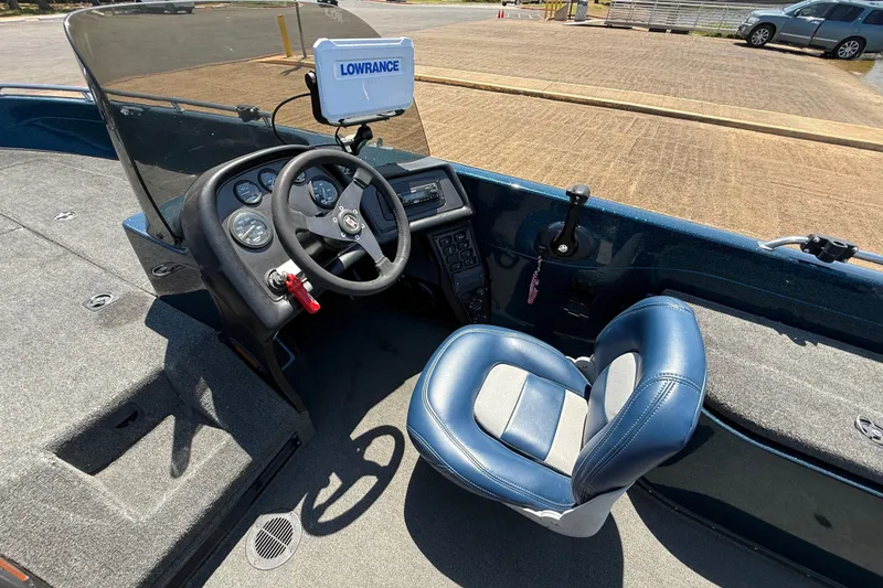 Slide: The Image of 1999 Ranger 620VS Fisherman boat interior with steering wheel and Lowrance navigation system. - 37