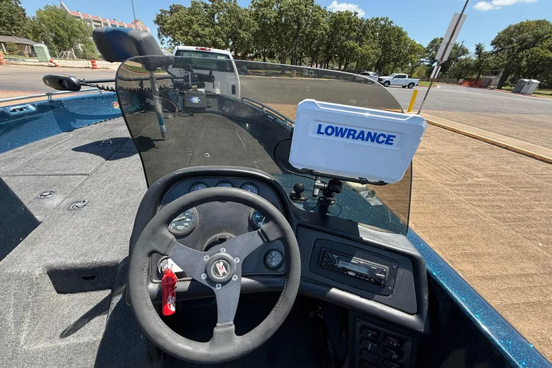Slide: The Image of 1999 Ranger 620VS Fisherman boat dashboard with Lowrance GPS system. - 38