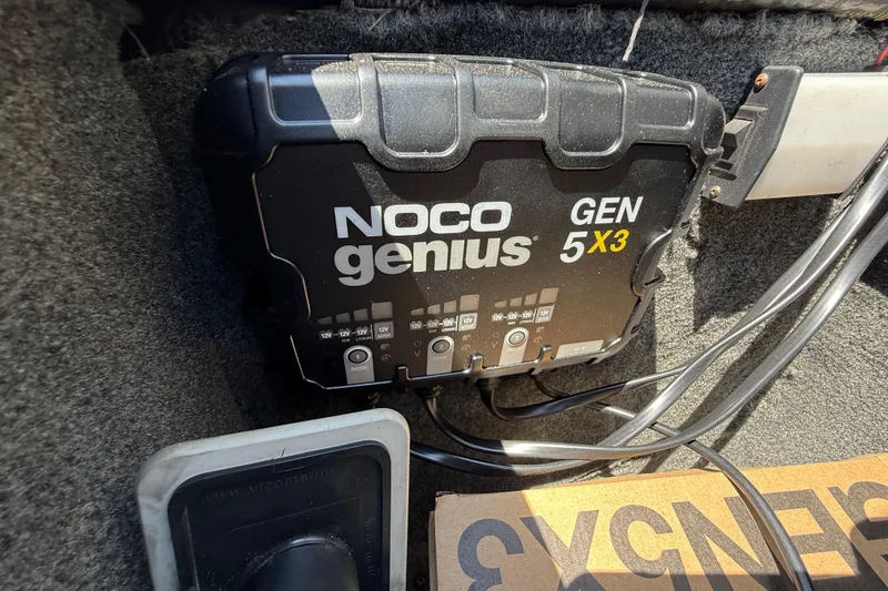 Slide: The Image of NOCO Genius GEN5X3 charger in a 1999 Ranger 620VS Fisherman boat. - 45